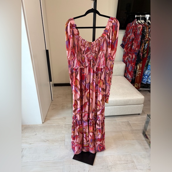 Farm Rio: WILD HORSES ROSE SMOCKED
SLEEVE MAXI DRESS - Picture 11 of 12